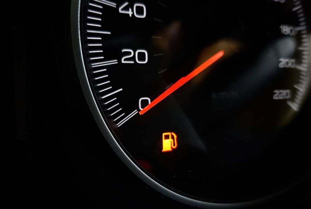 หากคุณปล่อยให้ไฟเตือนน้ำมันขึ้นโดยไม่รีบเติม อาจนำมาซึ่งปัญหาที่ร้ายแรงและมีค่าใช้จ่ายสูง ในบทความนี้ เราจะพาคุณไปดูว่าทำไมไม่ควรนิ่งนอนใจกับไฟเตือนน้ำมัน