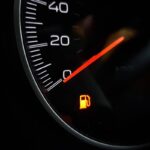 หากคุณปล่อยให้ไฟเตือนน้ำมันขึ้นโดยไม่รีบเติม อาจนำมาซึ่งปัญหาที่ร้ายแรงและมีค่าใช้จ่ายสูง ในบทความนี้ เราจะพาคุณไปดูว่าทำไมไม่ควรนิ่งนอนใจกับไฟเตือนน้ำมัน