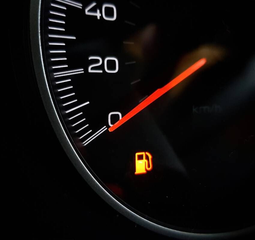 หากคุณปล่อยให้ไฟเตือนน้ำมันขึ้นโดยไม่รีบเติม อาจนำมาซึ่งปัญหาที่ร้ายแรงและมีค่าใช้จ่ายสูง ในบทความนี้ เราจะพาคุณไปดูว่าทำไมไม่ควรนิ่งนอนใจกับไฟเตือนน้ำมัน